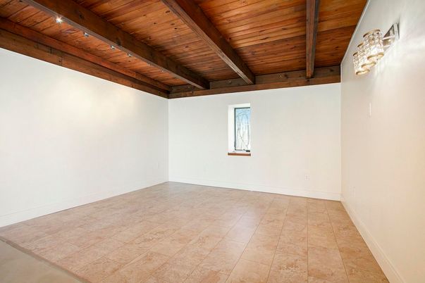 Empty room, Interior, Wooden Beams, Wooden Ceilings