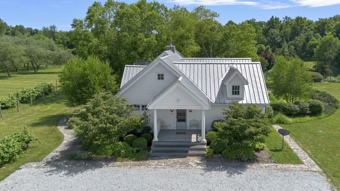 Exterior, Facade, Farmhouse