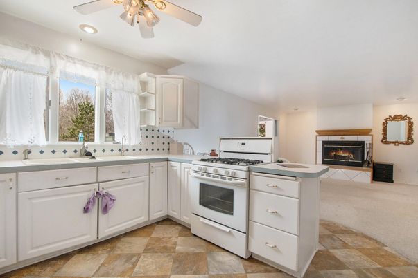 Fireplace, Interior, Kitchen, Recessed Lighting