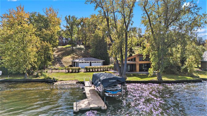 Exterior, Lake