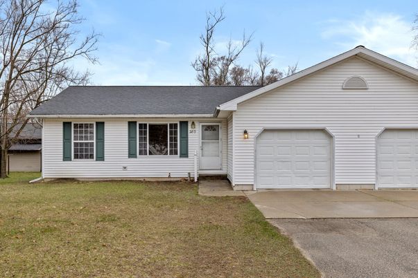 Attached, Exterior, Facade, Ranch