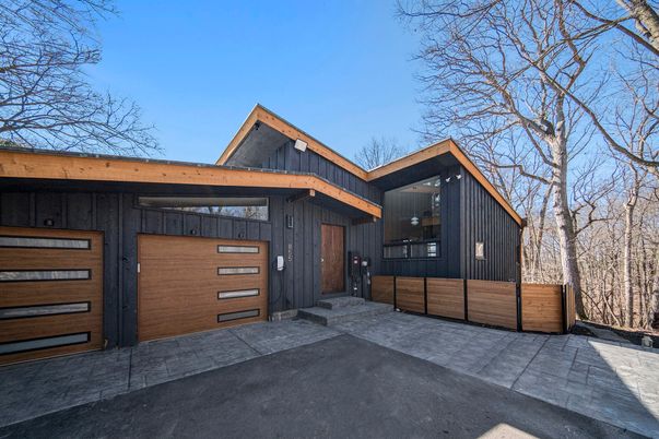 Attached, Exterior, Facade, None