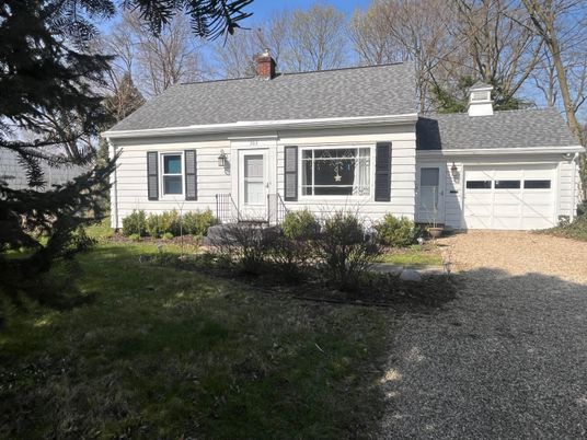 Attached, Exterior, Facade, Cape Cod