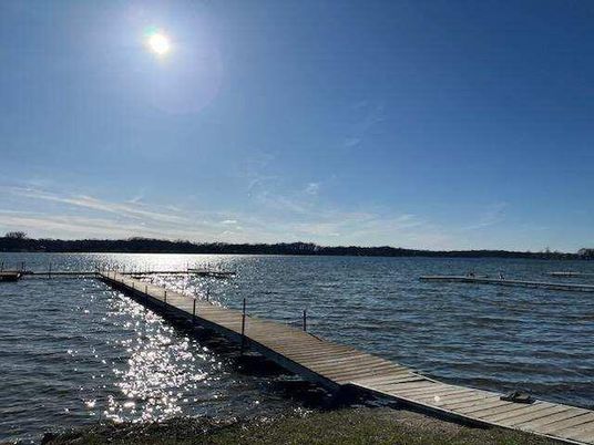 Exterior, Lake