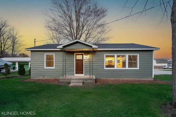 Exterior, Facade, Ranch