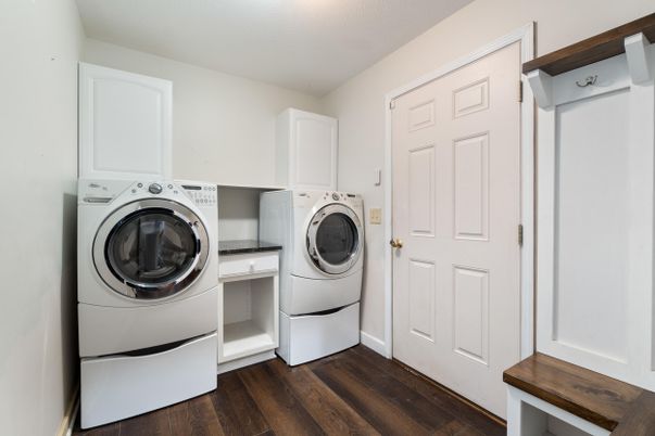 Interior, Utility Closets, Washer, Wood Texture Flooring