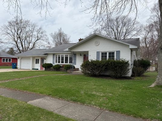 Exterior, Facade, Ranch