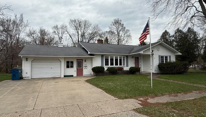 Attached, Exterior, Facade, Cape Cod
