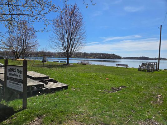 Exterior, Lake