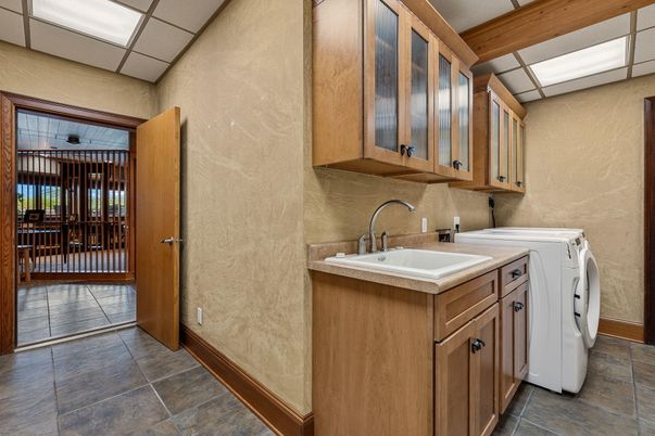 Interior, Washer, Wooden Beams
