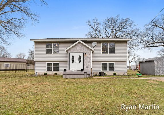 Backyard, Exterior, Facade, Raised Ranch