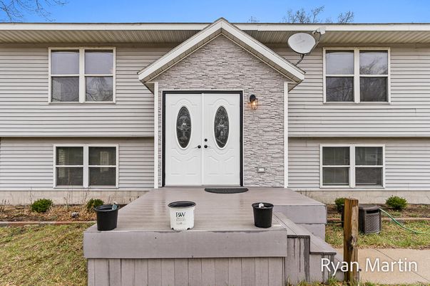 Exterior, Facade, Raised Ranch