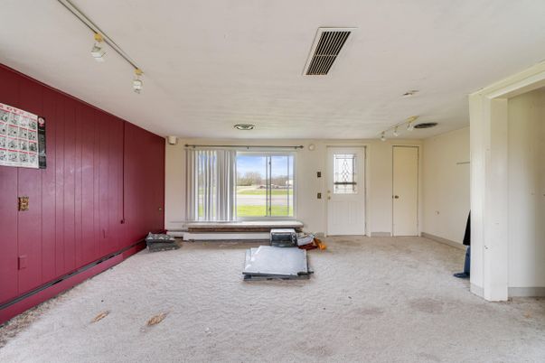 Empty room, Interior