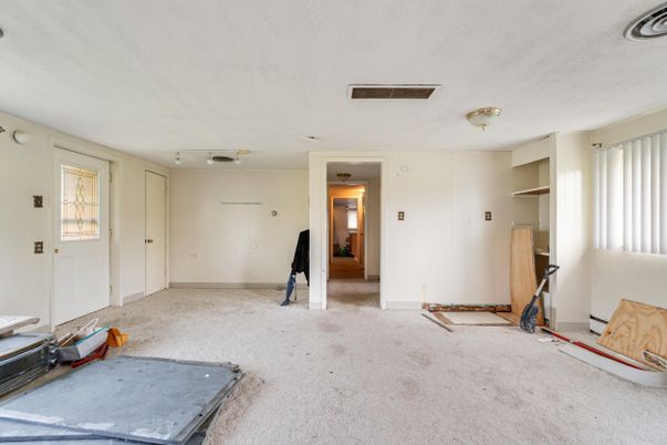 Empty room, Interior