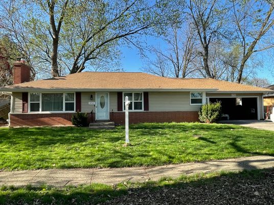 Attached, Exterior, Facade, Ranch