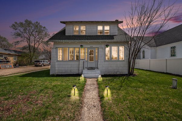 Exterior, Facade, American Foursquare