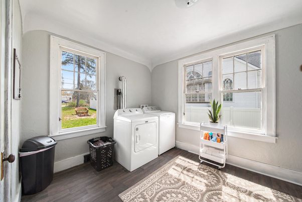 Interior, Washer, Wood Texture Flooring