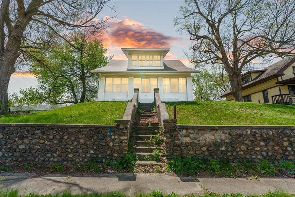 Exterior, Facade, American Foursquare