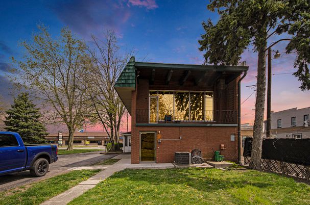 Backyard, Exterior, Facade, Brick Facade, Log Home