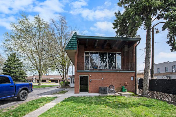 Backyard, Exterior, Facade, Brick Facade, Log Home