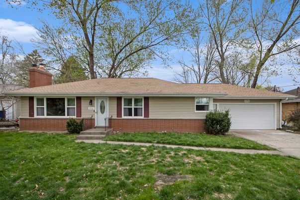 Attached, Exterior, Facade, Ranch