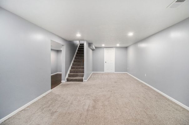 Empty room, Interior, Recessed Lighting
