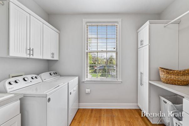 Interior, Washer, Wood Texture Flooring