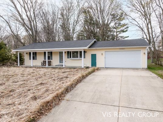 Attached, Exterior, Facade, Ranch