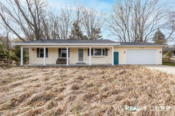 Attached, Exterior, Facade, Ranch