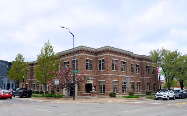 Exterior, Facade, Brick Facade, Chicago School