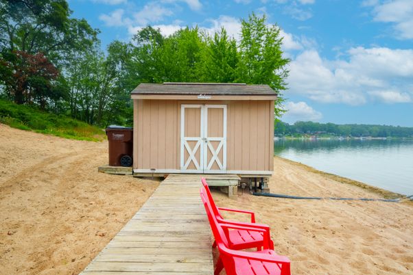 Exterior, Lake