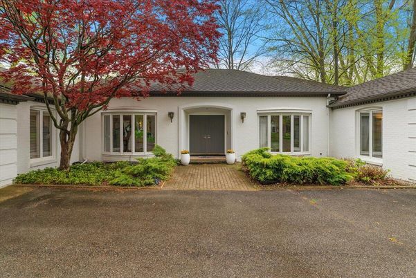 Exterior, Facade, Ranch