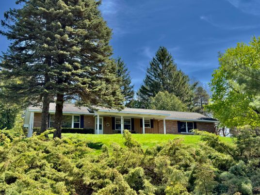 Exterior, Facade, Brick Facade, Ranch
