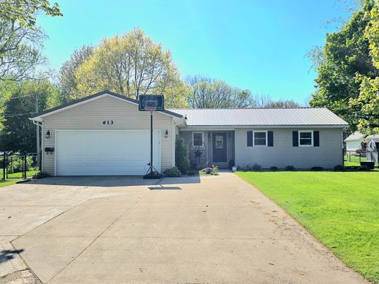 Attached, Exterior, Facade, Ranch