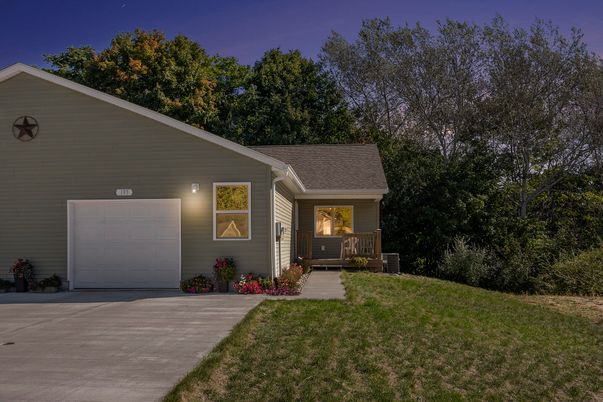 Attached, Exterior, Facade, Ranch