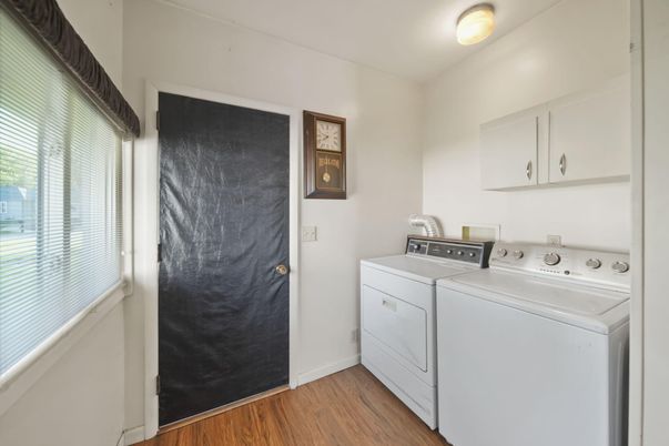 Interior, Washer, Wood Texture Flooring
