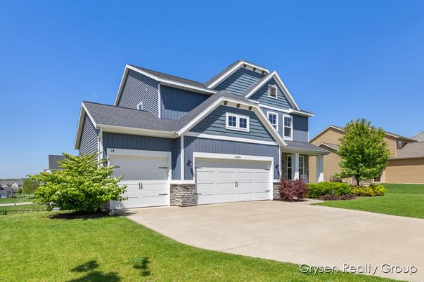 Attached, Exterior, Facade, American Craftsman