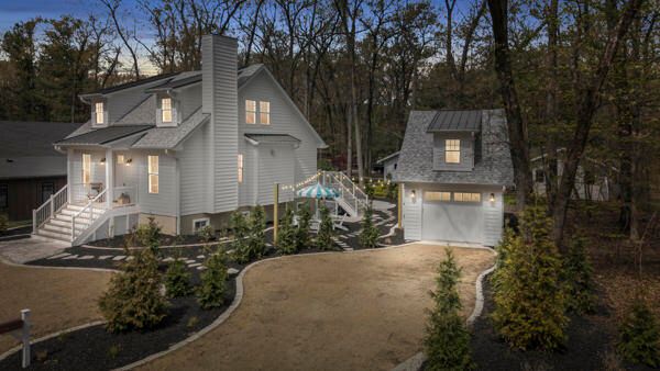 Attached, Exterior, Facade, Queen Anne Victorian