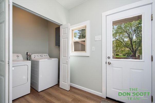 Interior, Washer, Wood Texture Flooring