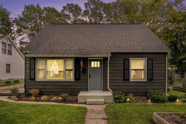 Exterior, Facade, Cape Cod