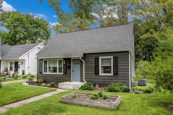 Exterior, Facade, Cape Cod