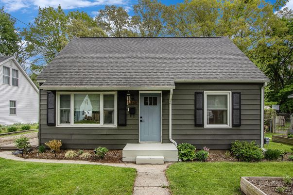 Exterior, Facade, Cape Cod