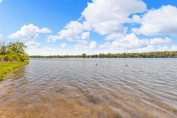 Exterior, Lake