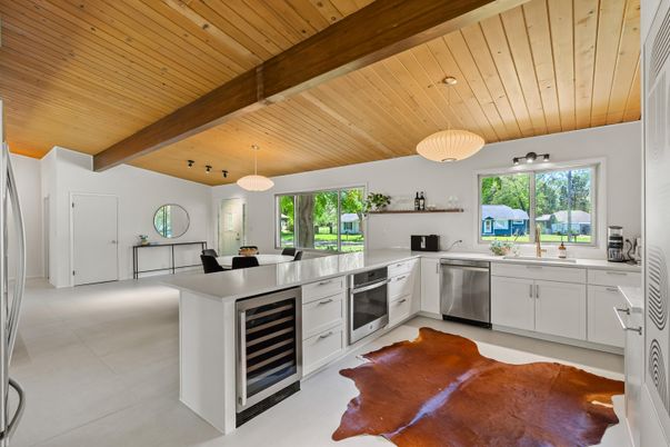 Dining room, Interior, Kitchen, Pendant Lights, Stainless Steel Appliances, Wooden Beams, Wooden Ceilings