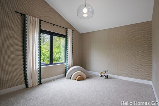 Empty room, Interior, Pendant Lights