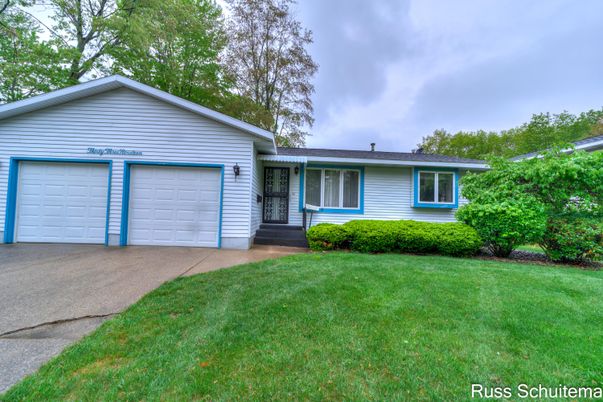 Attached, Exterior, Facade, Ranch