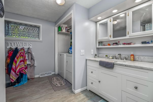 Interior, Recessed Lighting, Washer, Wood Texture Flooring