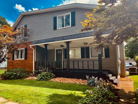 Exterior, Facade, Raised Ranch