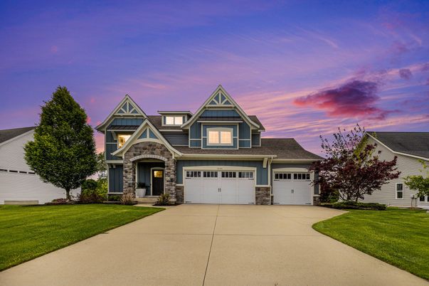 Attached, Exterior, Facade, Queen Anne Victorian