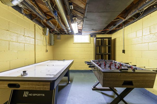 Game Room, Interior